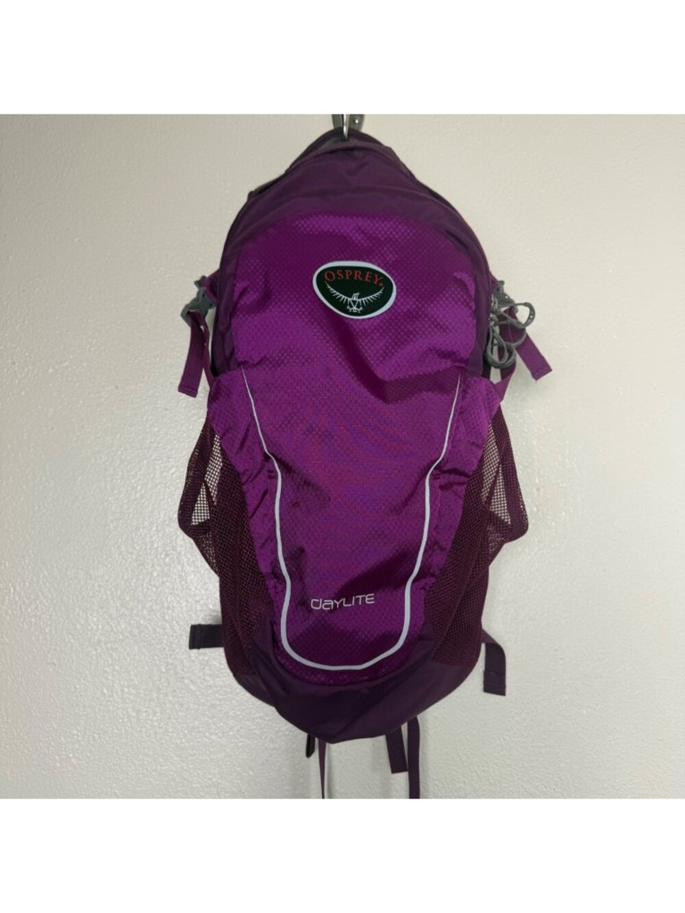 Osprey Daylite Backpack Purple Lightweight Hiking Daypack With Mesh Pockets